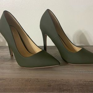 Shoes size 5 1/2 color olive green.
